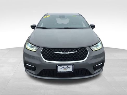 Used 2025 Chrysler Pacifica Select image 8