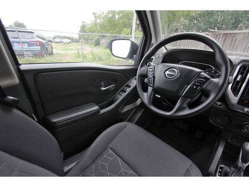 Used 2025 Nissan Frontier SV RWD image 9