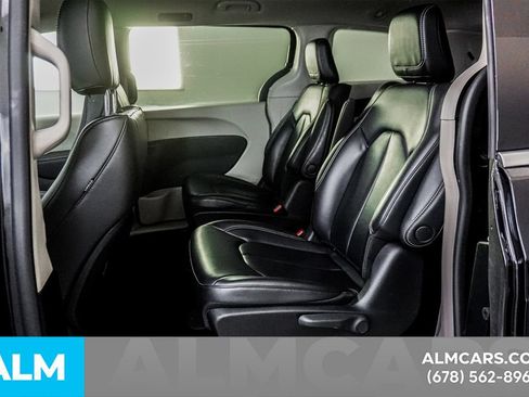 Used 2023 Chrysler Pacifica Touring-L FWD image 17