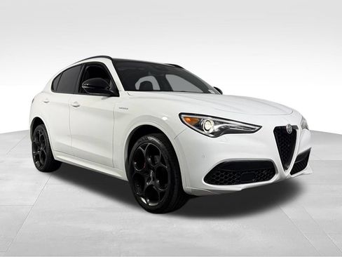 Used 2023 Alfa Romeo Stelvio Veloce AWD/4WD image 3