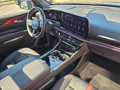 Used 2025 Chevrolet Traverse RS w/ LPO, Floor Liner Package AWD/4WD image 10