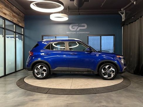 Used 2023 Hyundai Venue SEL FWD image 2