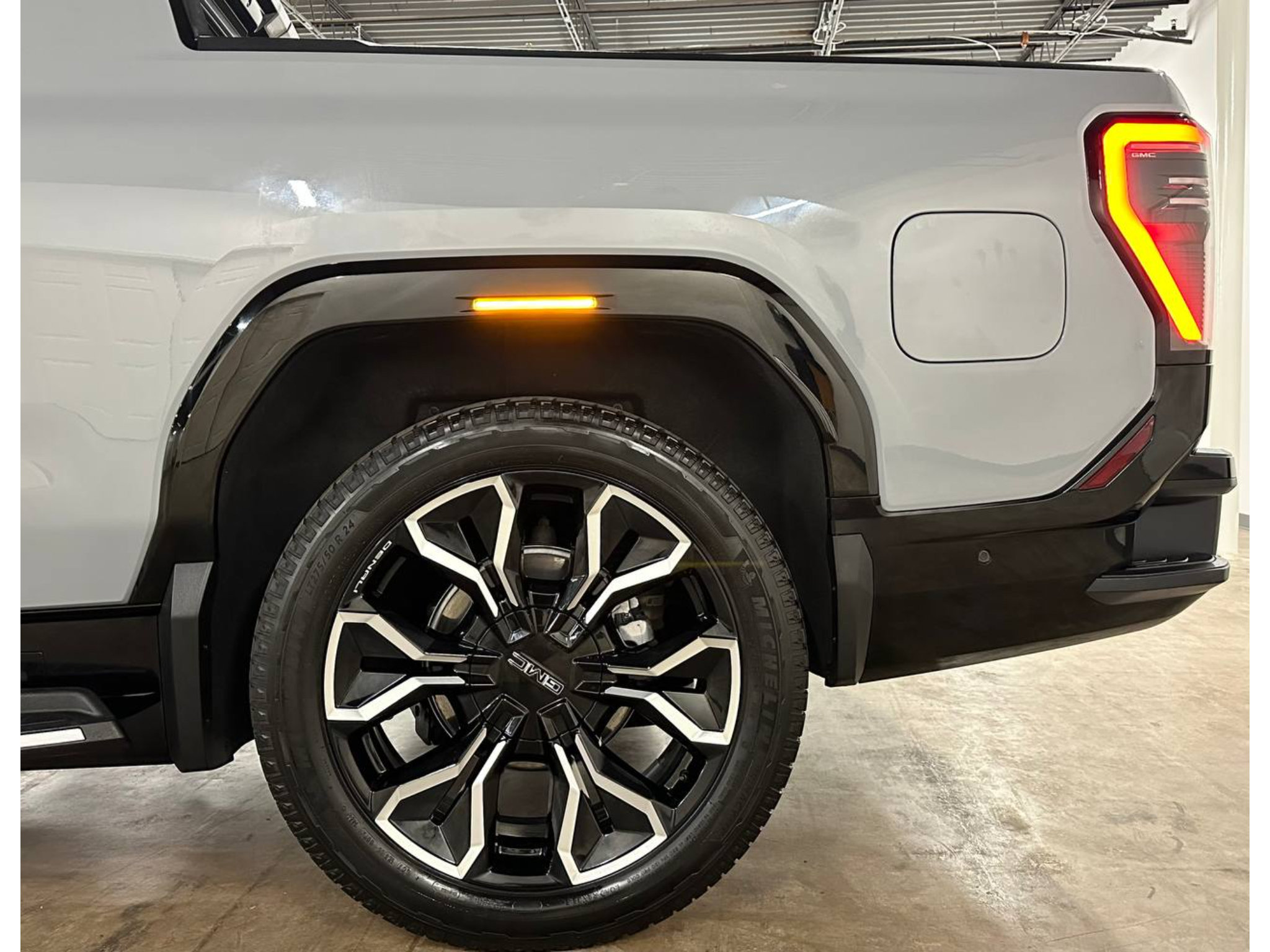 Used 2024 GMC Sierra EV Denali AWD/4WD image 10