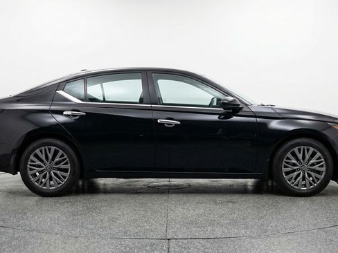 Used 2025 Nissan Altima 2.5 SV image 11