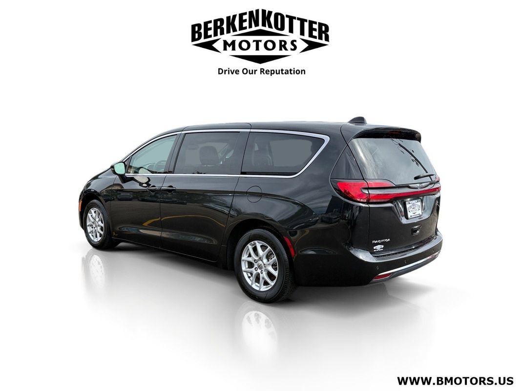 Used 2024 Chrysler Pacifica Touring-L FWD image 5