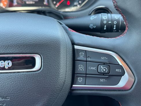 Used 2025 Jeep Compass Trailhawk AWD/4WD image 23