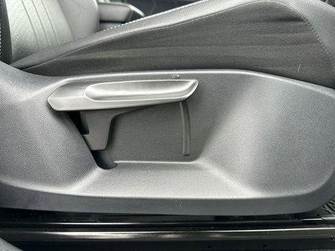 Used 2022 Volkswagen Tiguan SE image 29