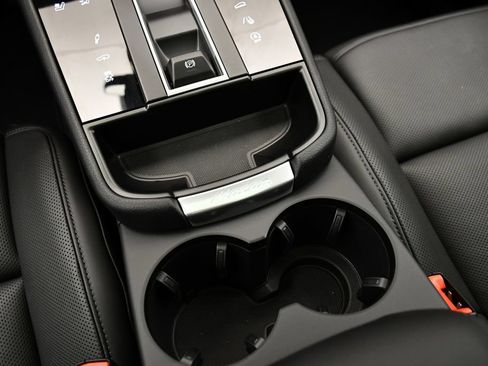Certified 2026 Porsche Macan Turbo AWD/4WD image 33