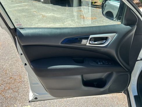 Used 2017 Nissan Pathfinder SV FWD image 14