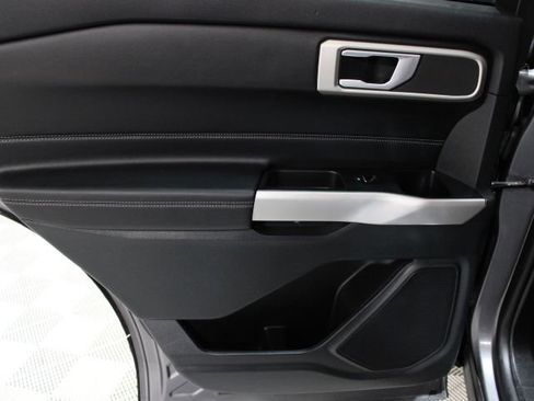 Used 2023 Ford Explorer XLT image 19