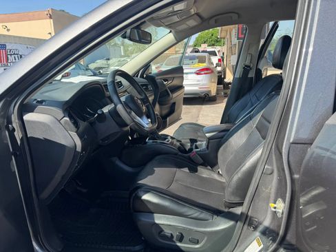 Used 2019 Nissan Rogue SL FWD image 4