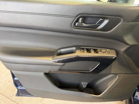 Used 2025 Nissan Pathfinder SV image 18