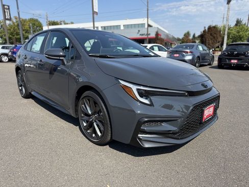 Used 2025 Toyota Corolla SE image 2