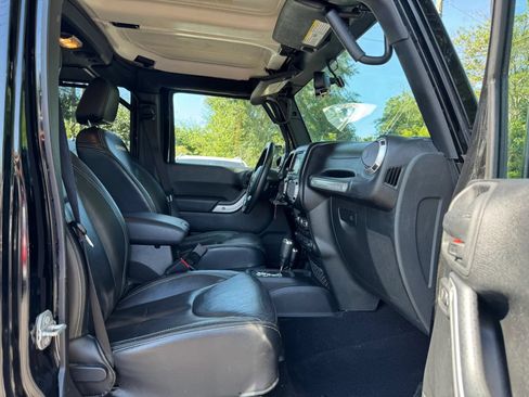 Used 2015 Jeep Wrangler Unlimited Sahara w/ Connectivity Group AWD/4WD image 24