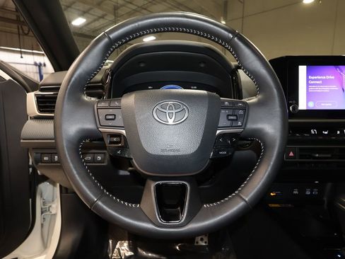 Used 2025 Toyota Camry SE image 10