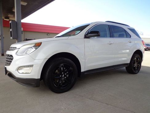 Used 2017 Chevrolet Equinox LT image 1