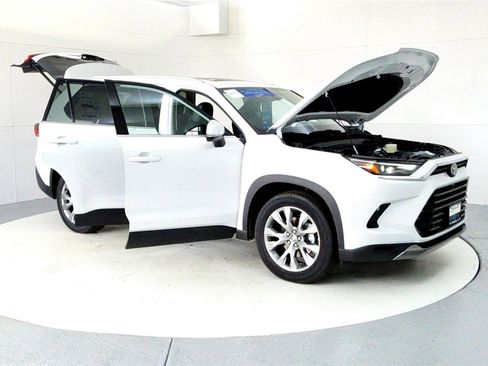 New 2025 Toyota Grand Highlander FWD image 12