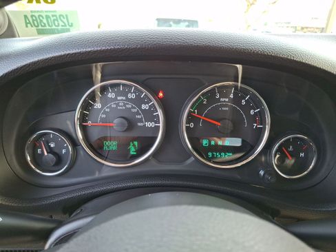 Used 2014 Jeep Wrangler Unlimited Rubicon w/ Connectivity Group image 15