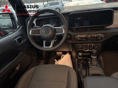 Used 2025 Jeep Wrangler Unlimited Sahara AWD/4WD image 21