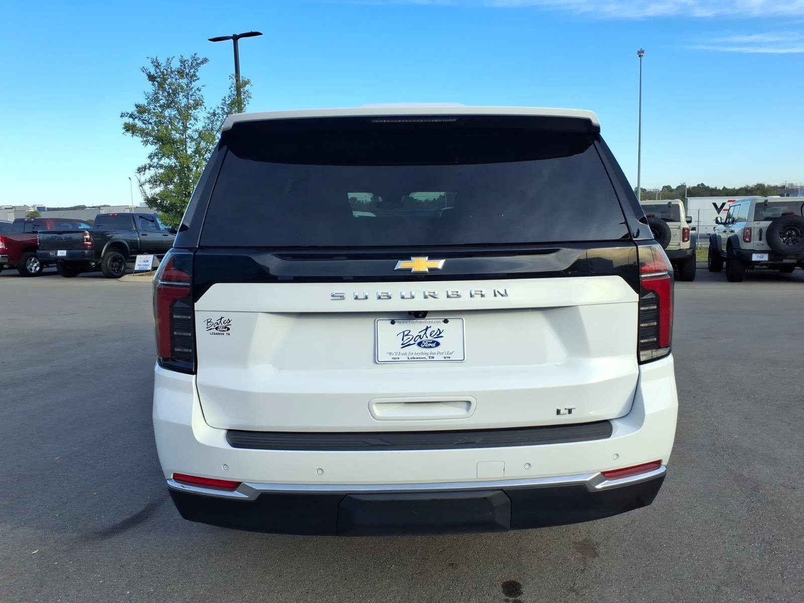 Used 2025 Chevrolet Suburban LT RWD image 4