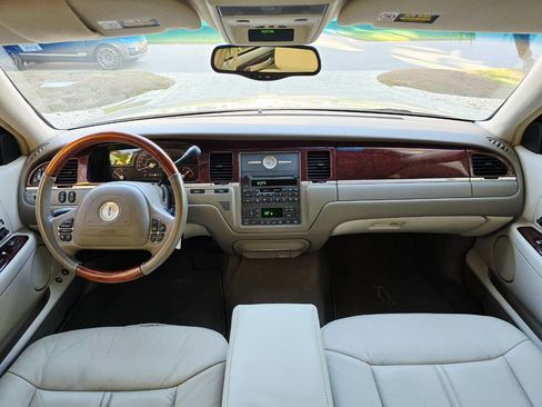 Used 2003 Lincoln Town Car Cartier image 14