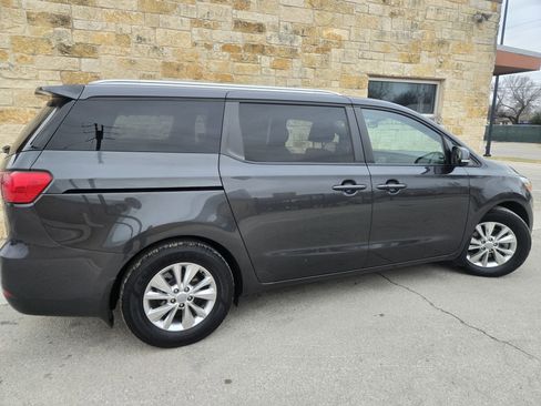 Used 2018 Kia Sedona LX w/ LX Essentials Premium Package FWD image 20