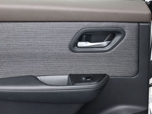 Used 2023 Nissan Rogue SV image 27