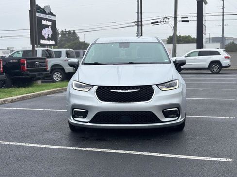 Used 2023 Chrysler Pacifica Touring-L FWD image 16