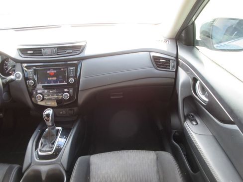 Used 2018 Nissan Rogue SV image 17