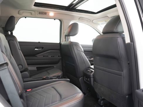 Used 2024 Nissan Pathfinder Platinum AWD/4WD image 12