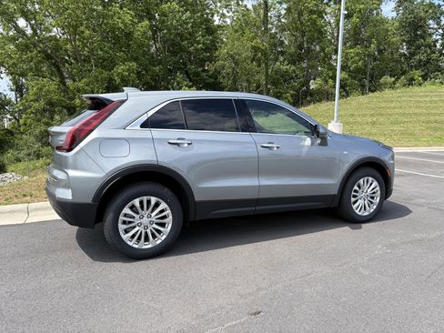 Used 2024 Cadillac XT4 Luxury w/ Cold Weather Package FWD image 8
