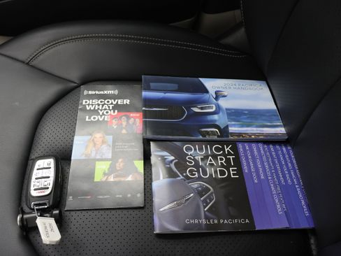 Used 2024 Chrysler Pacifica Touring-L FWD image 64