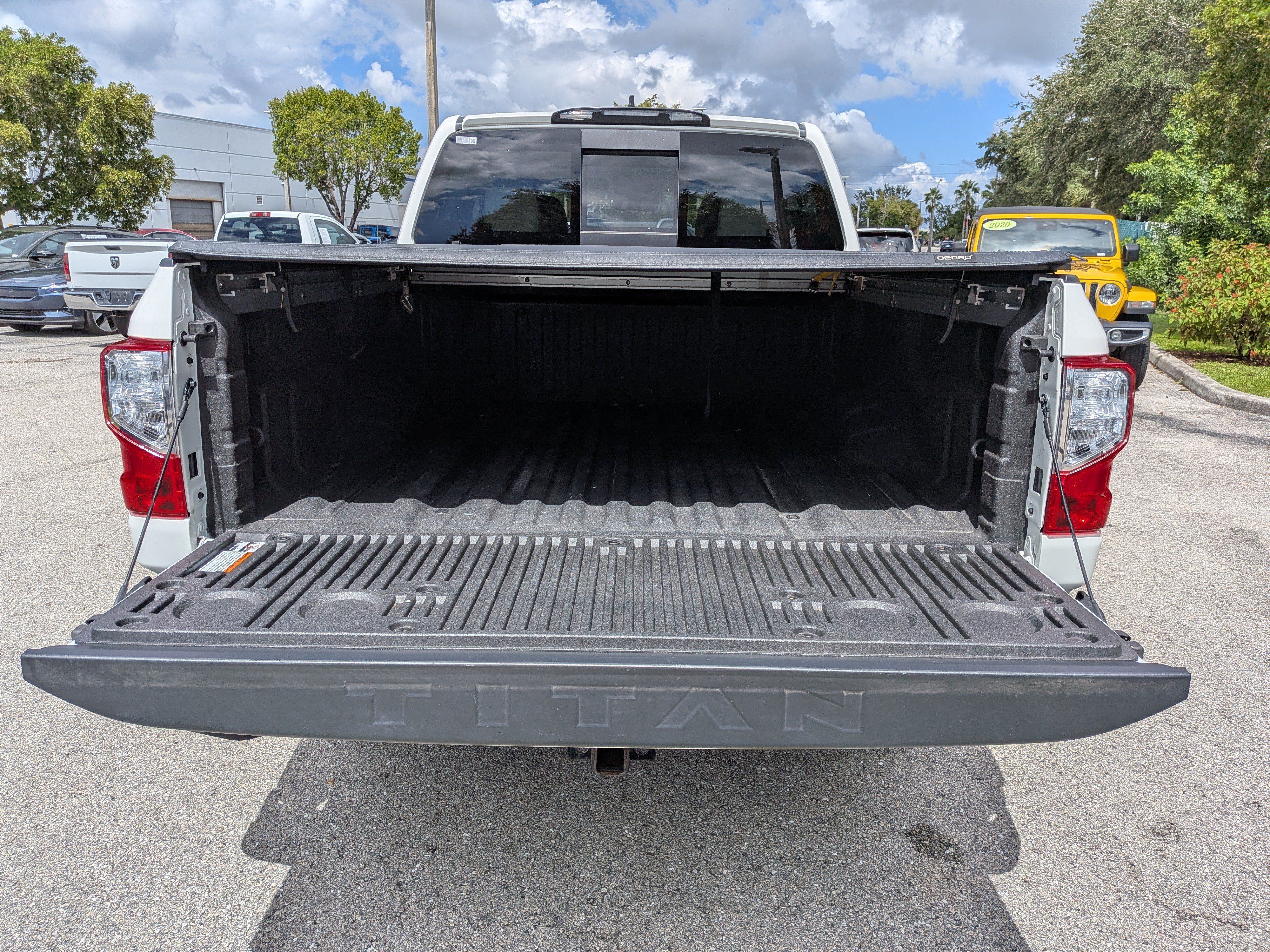 Used 2024 Nissan Titan SV w/ SV Convenience Package RWD image 13