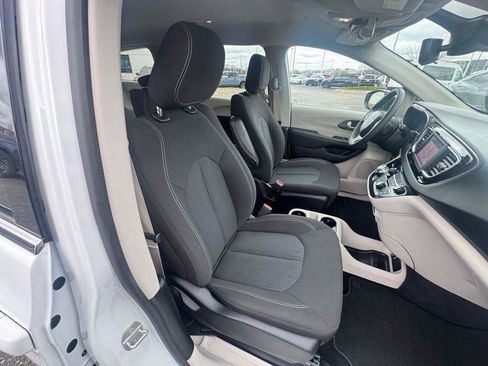 Used 2023 Chrysler Voyager LX FWD image 18