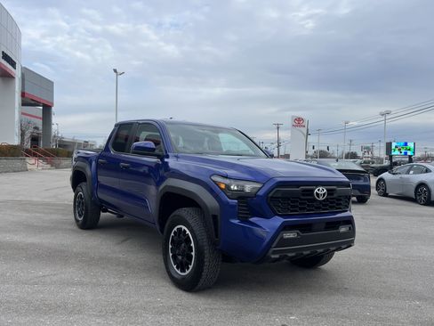 Used 2024 Toyota Tacoma TRD Off-Road image 8