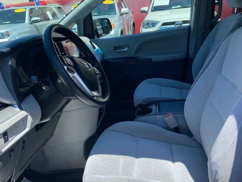 Used 2017 Toyota Sienna LE FWD image 12
