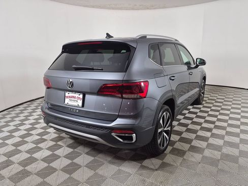 Used 2023 Volkswagen Taos SE w/ Panoramic Sunroof Package FWD image 3