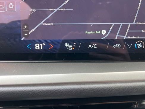 Used 2025 Chevrolet Traverse LT image 23