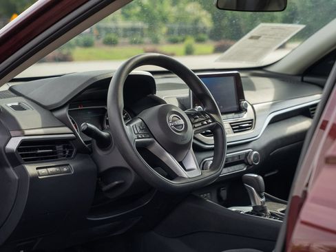 Used 2025 Nissan Altima 2.5 SV FWD image 18