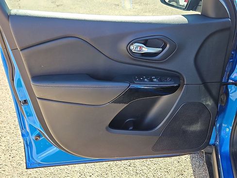 Used 2023 Jeep Cherokee Altitude Lux image 14