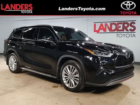 Used 2023 Toyota Highlander Platinum FWD image 1
