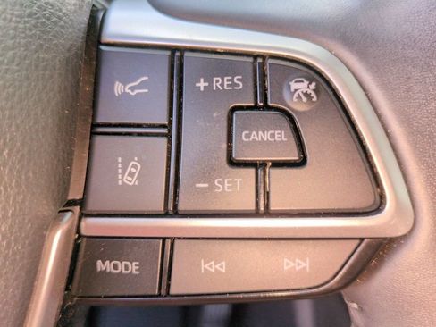 Used 2024 Toyota Highlander XSE FWD image 18