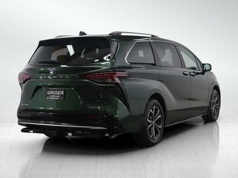 Used 2025 Toyota Sienna Platinum image 5