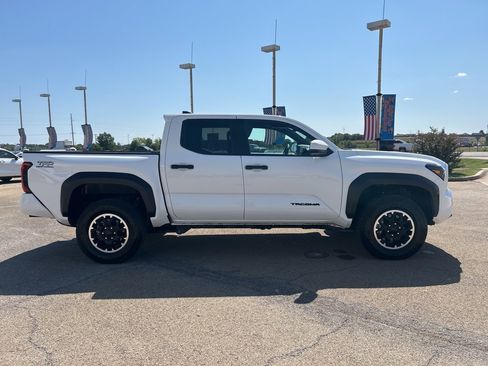 Used 2025 Toyota Tacoma TRD Off-Road image 4