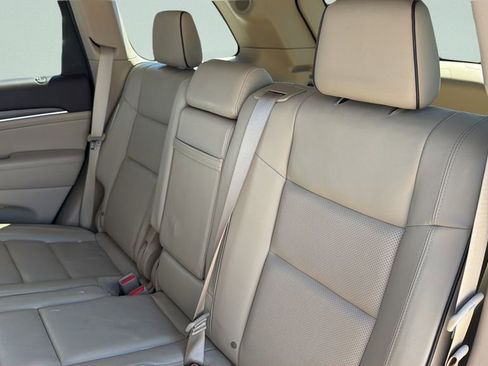 Used 2019 Jeep Grand Cherokee Overland RWD image 28