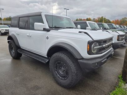 New 2025 Ford Bronco Outer Banks w/ Sasquatch Package