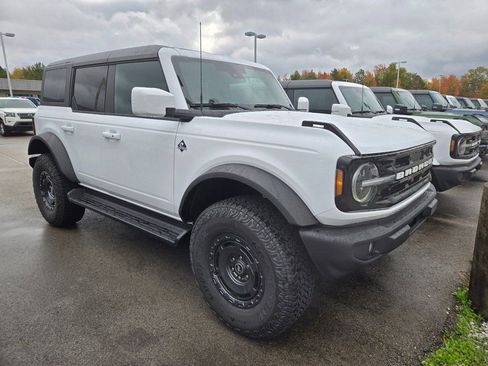 New 2025 Ford Bronco Outer Banks w/ Sasquatch Package AWD/4WD image 2