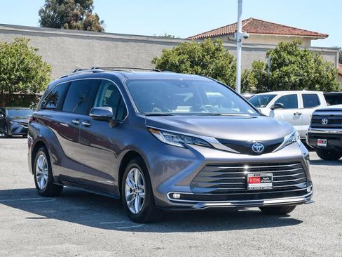 Used 2021 Toyota Sienna Limited FWD image 3