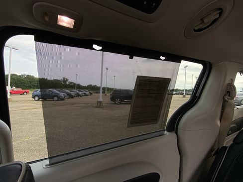 Used 2023 Chrysler Pacifica Limited FWD image 22