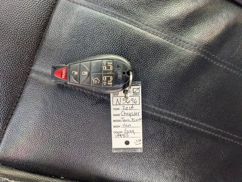 Used 2014 Chrysler Town & Country Touring image 28